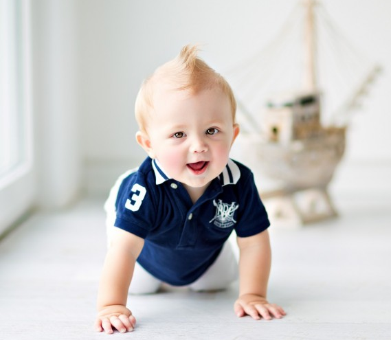 小男孩爬行可爱儿童高清图片儿童gif搞笑图片