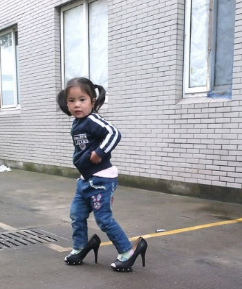 熊孩子穿妈妈高跟鞋搞笑图片儿童gif搞笑图片