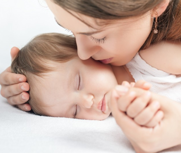 妈妈亲吻小孩可爱儿童高清图片儿童gif搞笑图片