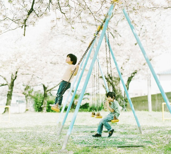 小孩子玩耍荡秋千游戏图片儿童gif搞笑图片