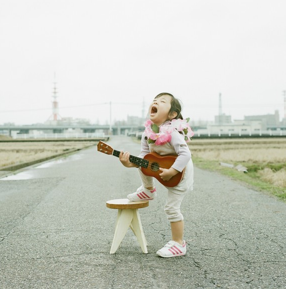 日本超萌小女孩公路摄影图片儿童gif搞笑图片