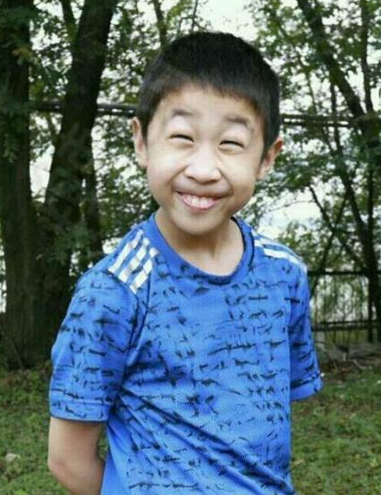 小孩恶搞面部表情模仿冯巩搞笑图片儿童gif搞笑图片