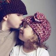 欧美小孩儿童亲吻拥抱微信情侣头像儿童gif搞笑图片