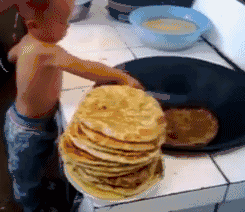 熊孩子干活煎饼拉面搞笑动态表情包儿童gif搞笑图片