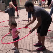 小孩转呼啦圈可爱搞笑动图儿童gif搞笑图片