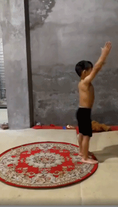 小孩连续翻跟斗动态图儿童gif搞笑图片