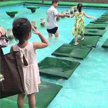 熊孩子玩水上漂游戏动态图儿童gif搞笑图片