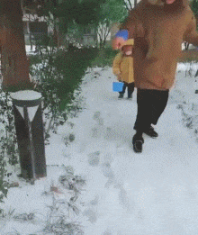 熊孩子玩雪滑倒儿童搞笑动态图儿童gif搞笑图片