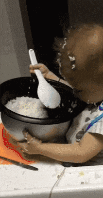 熊孩子吃饭搞笑儿童动态图儿童gif搞笑图片