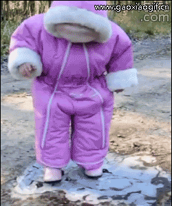 熊孩子踩雪摔倒儿童呆萌可爱动态图儿童gif搞笑图片