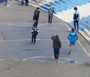 小学生杵拐杖打篮球动态图儿童gif搞笑图片