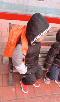 熊孩子撩妹搞笑儿童动态图儿童gif搞笑图片