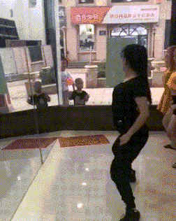 熊孩子看美女跳舞的动态图儿童gif搞笑图片