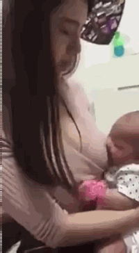 小孩子喝母乳奶的动态图儿童gif搞笑图片
