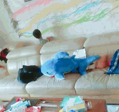 熊孩子在墙上画画的动图儿童gif搞笑图片