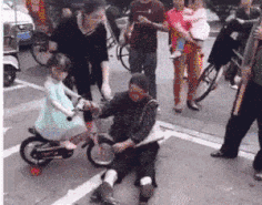 熊孩子被老人碰瓷的动图儿童gif搞笑图片