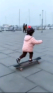 玩滑板很厉害的小孩gif图儿童gif搞笑图片