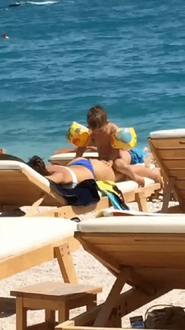 熊孩子学大人啪啪的动图儿童gif搞笑图片