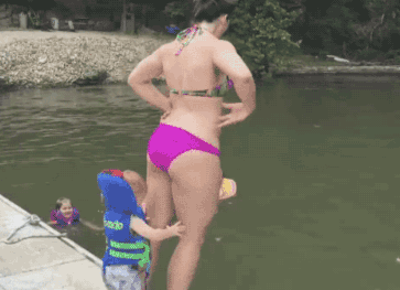 熊孩子调皮恶搞的gif图儿童gif搞笑图片