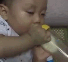 小孩喝奶被吓到的搞笑图儿童gif搞笑图片
