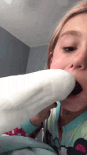 鹦鹉给小孩拔牙的动图儿童gif搞笑图片