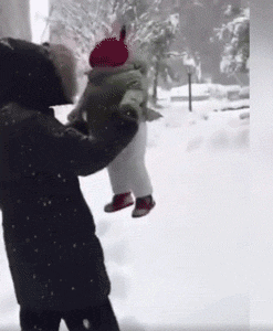 把小孩扔进雪地的动图儿童gif搞笑图片