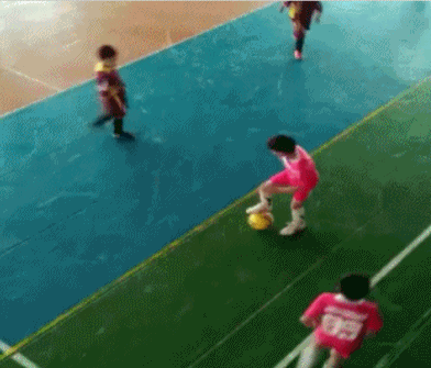 小孩踢足球很厉害的动图儿童gif搞笑图片