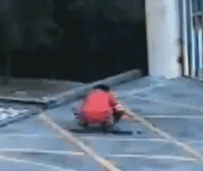 熊孩子玩鞭炮的动态图儿童gif搞笑图片