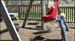 熊孩子玩秋千的搞笑动图儿童gif搞笑图片