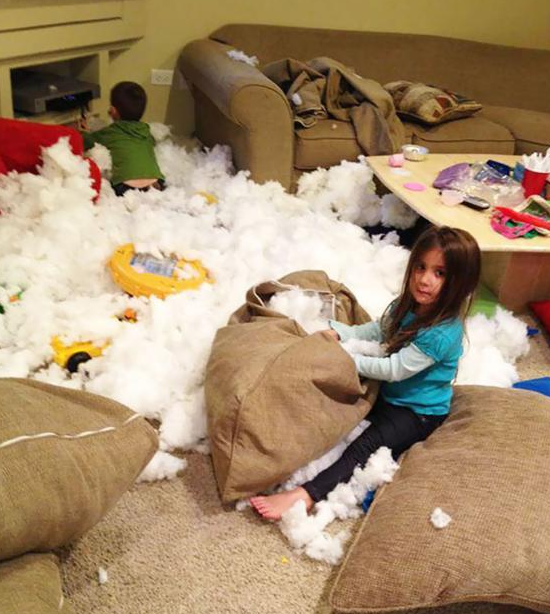 小孩子拆家捣乱的搞笑图儿童gif搞笑图片