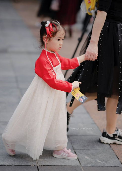 穿汉服的小女孩图儿童gif搞笑图片