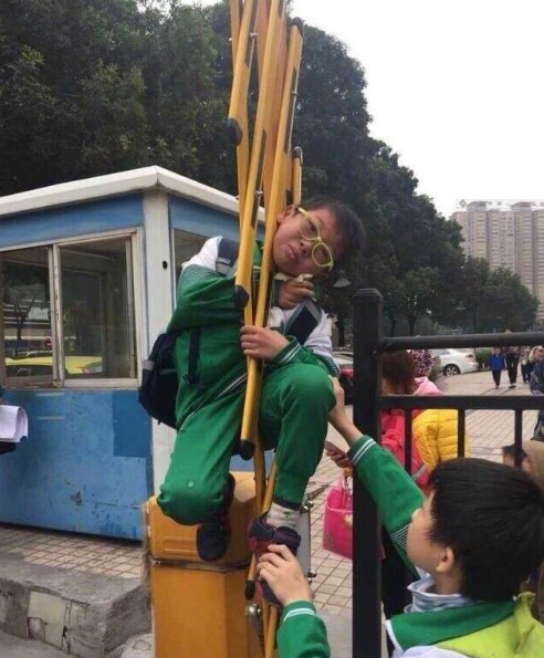 熊孩子被车道闸夹住的图片儿童gif搞笑图片