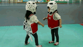 小孩打架的动态图儿童gif搞笑图片