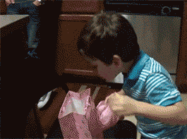 小孩收到礼物的动图儿童gif搞笑图片