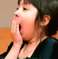 小女孩打哈欠的动图儿童gif搞笑图片