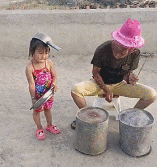 爸爸带孩子的搞笑gif图儿童gif搞笑图片