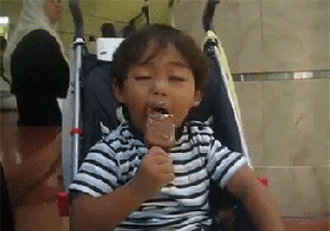 小孩子吃东西的动图儿童gif搞笑图片