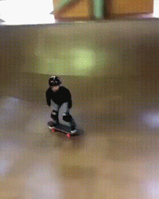 小孩玩滑板很厉害的动图儿童gif搞笑图片