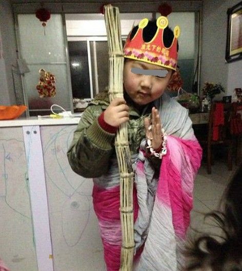 小孩子cos唐僧的搞笑图儿童gif搞笑图片