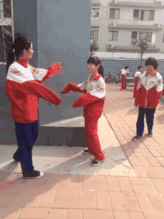 小学生恶搞脱裤子的动图儿童gif搞笑图片