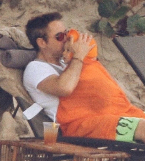 钢铁侠和雷神带孩子的区别图儿童gif搞笑图片