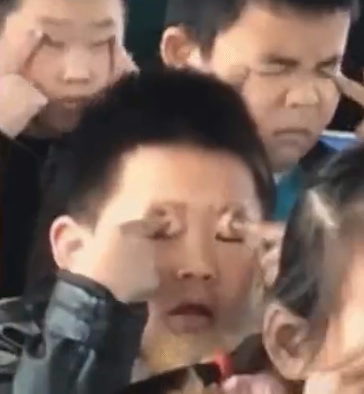 小学生做眼保健操的搞笑图儿童gif搞笑图片