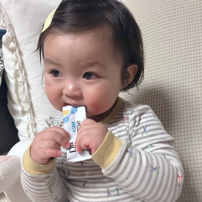 小女孩吃东西的图片儿童gif搞笑图片