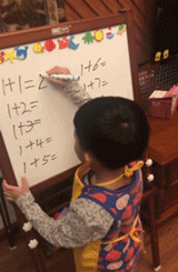 小孩子写字的动态图儿童gif搞笑图片