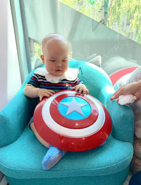 小孩子cos美国队长的图片儿童gif搞笑图片