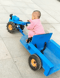 小孩子开拖拉机的动图儿童gif搞笑图片