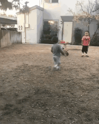 小孩子踢球的搞笑动图儿童gif搞笑图片