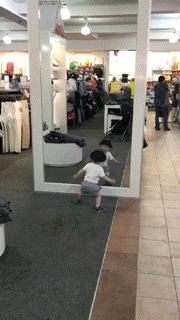 小孩玩镜子的搞笑动图儿童gif搞笑图片