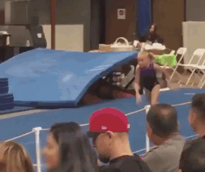 小孩子跳高摔倒的动图儿童gif搞笑图片