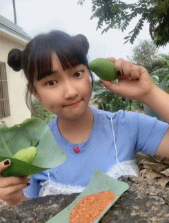 小女孩吃播的动态图儿童gif搞笑图片